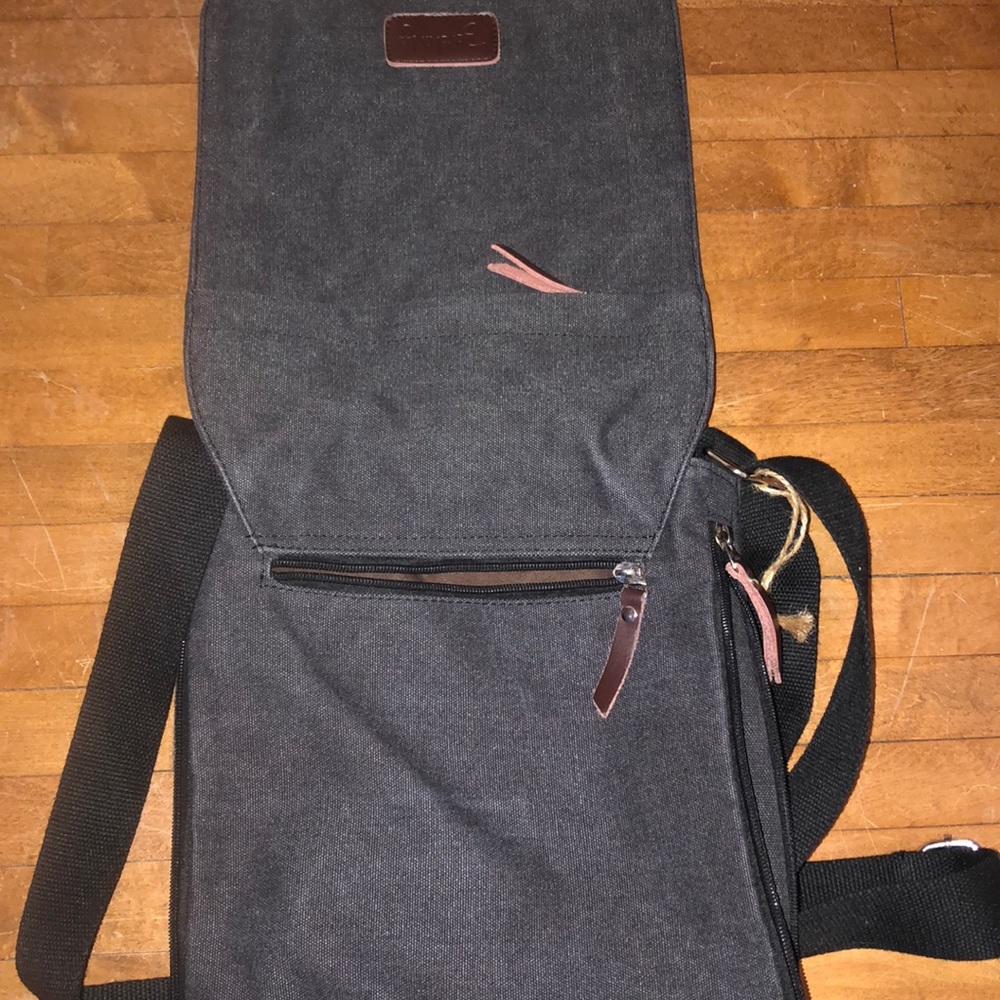 Multi-pocket Over-the-shoulder Purse - Picture 3 of 4
